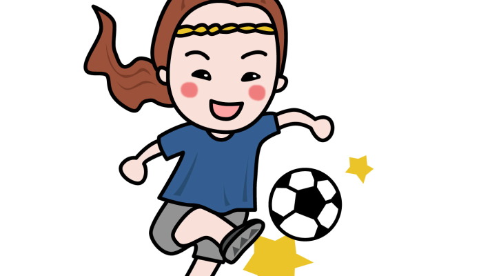 ボールを蹴る女子サッカー選手